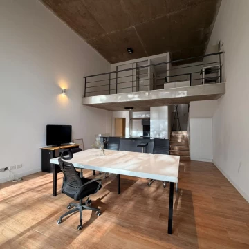 Departamento de dos ambientes con dos baños, terraza y vista al espejo de agua