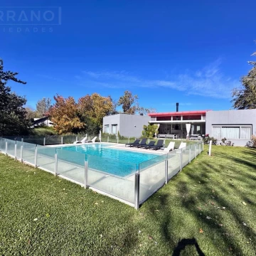 Casa Moderna en Venta desarrollada en una planta en Estancias del Pilar