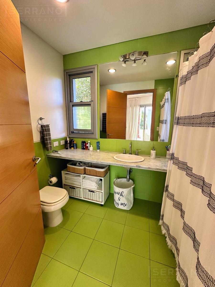 Baño completo de segundo y tercer dormitorio.