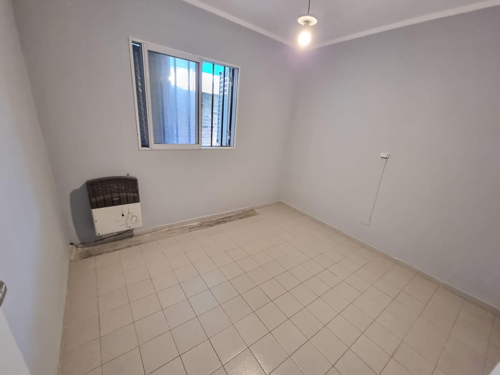 dormitorio con gas y salida al exterior