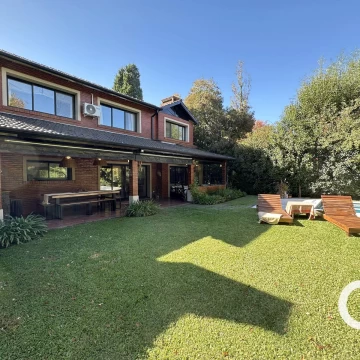 Casa en venta 8 ambientes c/ Pileta - Santa Silvina, Pilar