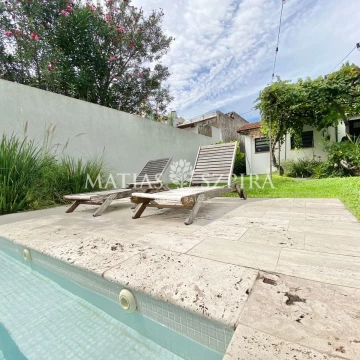 Oportunidad! Casa a reciclar con quincho, pileta y parque a nuevo!