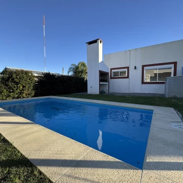 Casa de 2 dormitorios y piscina en  Alquiler (Real de San Carlos- Colonia)