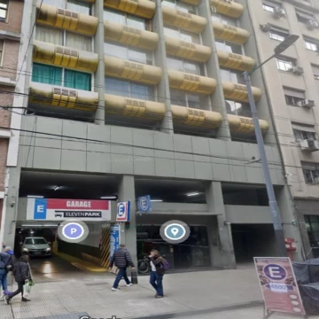 Excelente cochera techada. San Nicolás. Lavalle al 1600