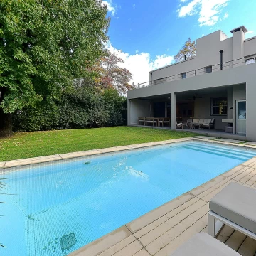 Espectacular casa de 5 ambientes y dependencia en venta