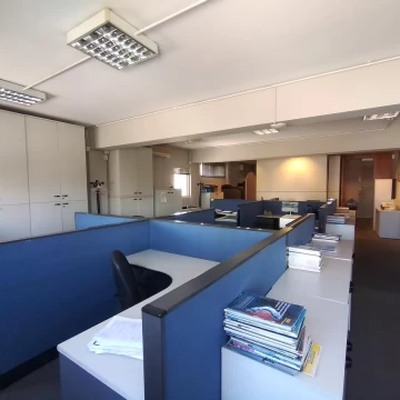 Alquiler de oficina en piso alto con vista abierta - Microcentro