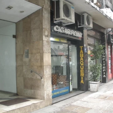 Oficina al frente en buen estado
