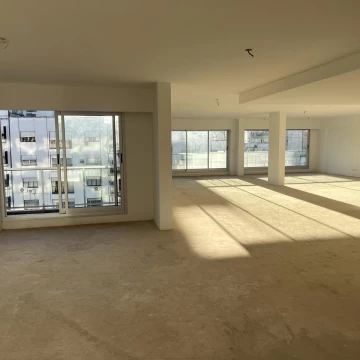 Oficina con terraza propia – 290 m² a estrenar en Recoleta