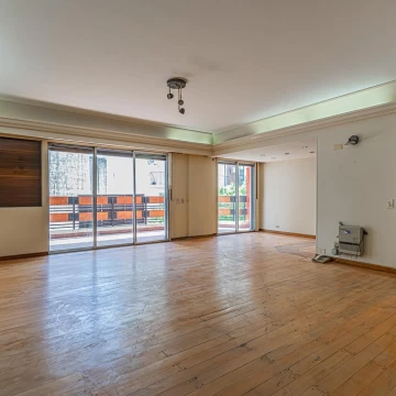 Excelente departamento de 5 ambientes con dependencia y 2 cocheras