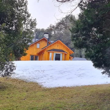 Casa sobre amplio terreno en venta - Villa La Angostura con vista a lago y montaña