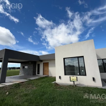 Casa a estrenar Barrio Privado Fincas 4 ambientes