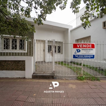 Casa 2 dorm con Patio y Cochera en Barrio Juniors 