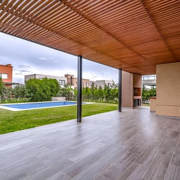 Lindisima casa con jardín en cul-de-sac en el Barrio Araucarias - Oport. Financ.- Puertos del Lago.