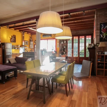 Casa de estilo media romana reciclada a nuevo con jardín de 18x9 y garage en Boedo