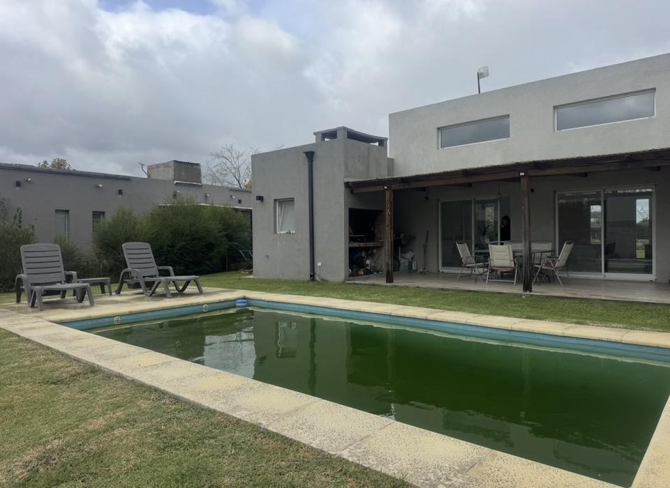 Casa en barrio santa isabel de 4 ambientes - Principal