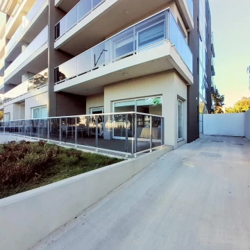 Apartamento 2 dormitorios con patio y cochera sobre Rambla de Colonia