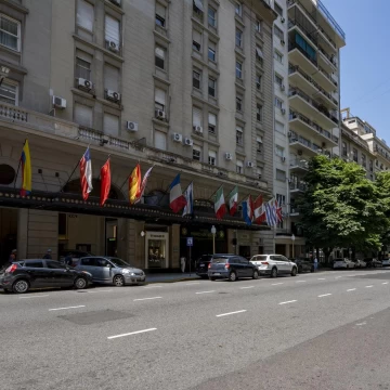 Exclusivo Departamento sobre Av. Alvear  con Cochera -  Baulera y Seguridad 24 hs