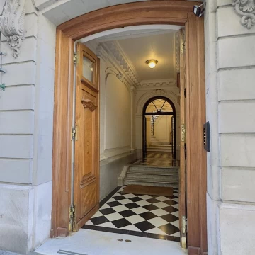 Departamento Duplex en Recoleta frente a Plazoleta Carlos Pellegrini