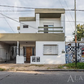 VENTA CASA EN BLOCK 4 AMBIENTES EN VILLA SARMIENTO 2 VIVIENDAS