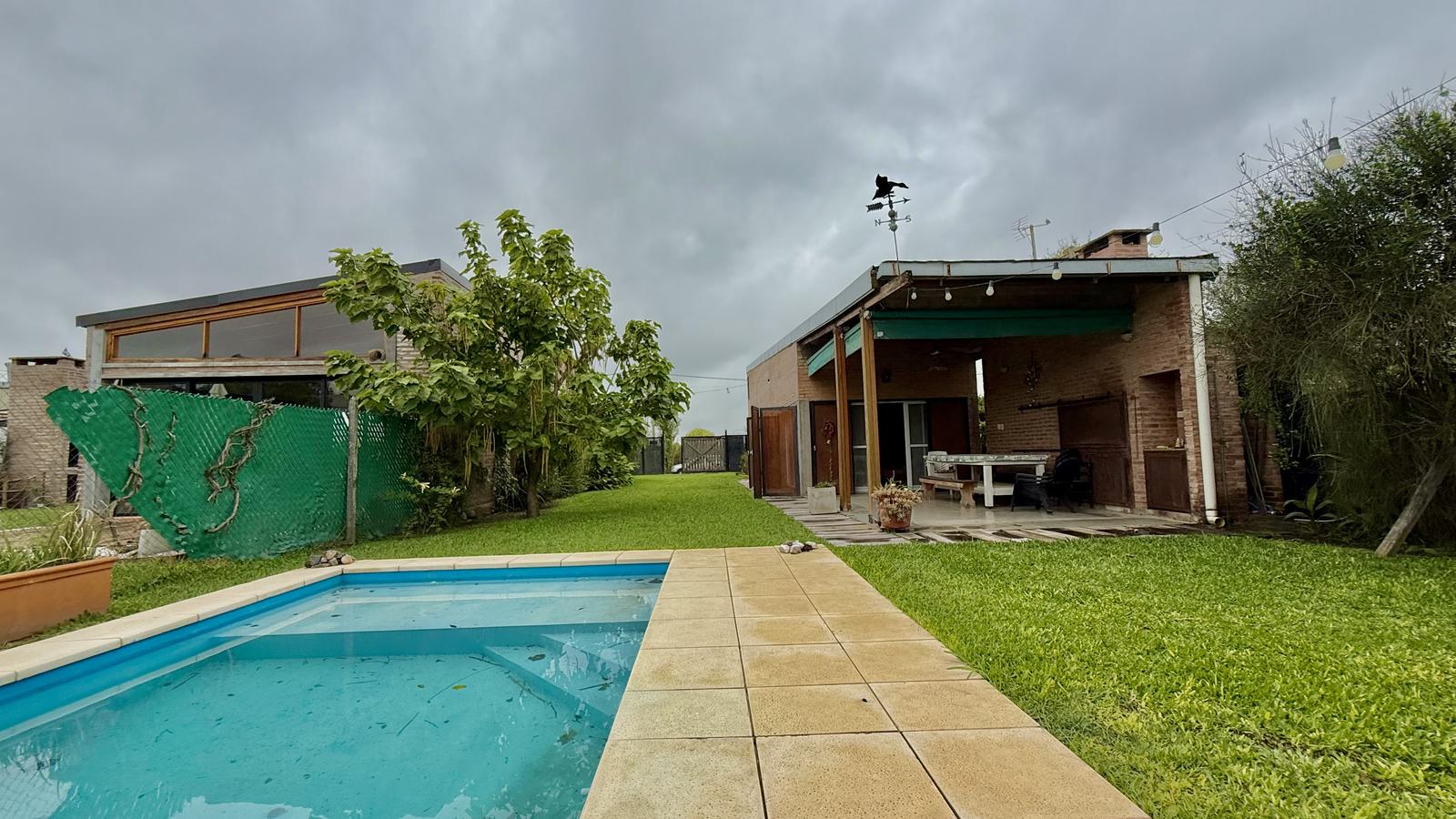 Casa en venta de dos dormitorios y pileta Rosario, Acequias del Aire