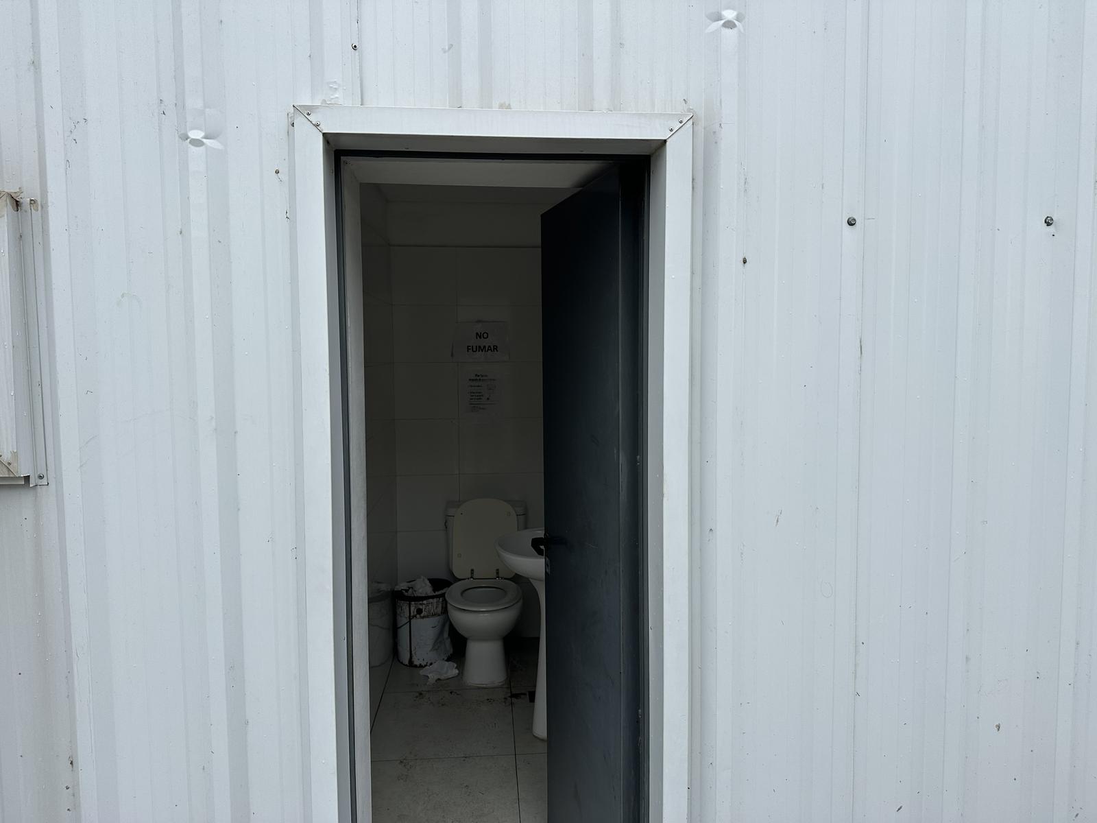 Baño choferes en playa