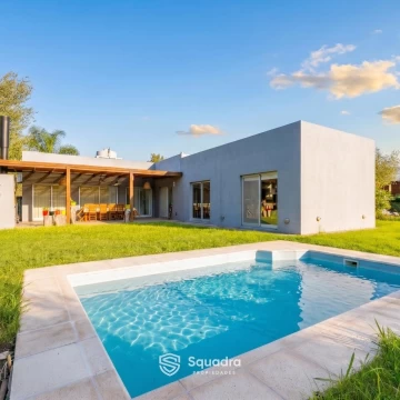 VENTA - Casa de 3 dormitorios, cochera doble y pileta - Pueblo Esther - APTO CRÉDITO.