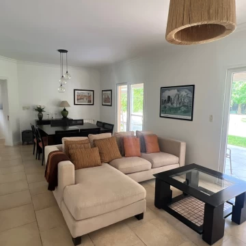 Casa Venta en Casa venta 4 dormitorios, apto credito,  con pileta y jardin, Los JAzmines, Pilar el Este 5500