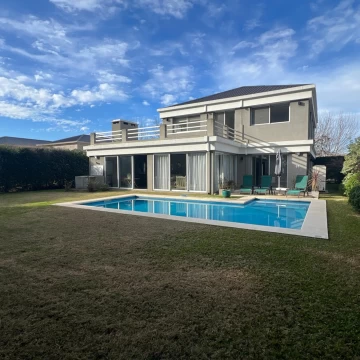 Casa Venta en Casa Venta 4 dormitorios Moderna apta credito IMPECABLE Los Jazmines 5500
