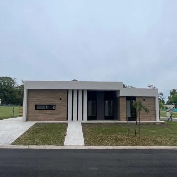 Casa Venta en Casa en 1 planta 3 dormitorios 3 baños  a estrenar,  Barrio Santa Sofia 5500