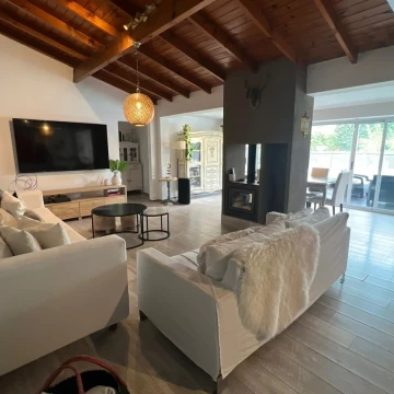 Casa Venta en Casa en venta, 3 dormitorios, apta crédito, pileta, IMPECABLE en amplio lote. Barrio Pellegrini III 1000