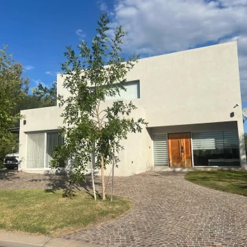 Casa Venta en Casa en venta, 4 dormitorios, pileta climatizada; IMPECABLE en Barrio Santa Guadalupe