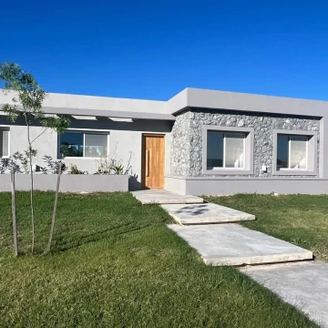 Casa Venta en Casa en 1 planta 3 dormitorios 3 baños  a estrenar,  Barrio Santa Sofia 5500