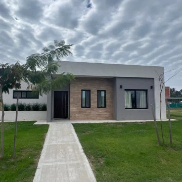 Casa Venta en Casa en 1 planta 3 dormitorios 3 baños.  Barrio Santa Sofia 5500