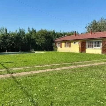 Casa Venta en Casa en venta, 3 dormitorios, pileta, en amplio lote del Barrio Pellegrini III 100