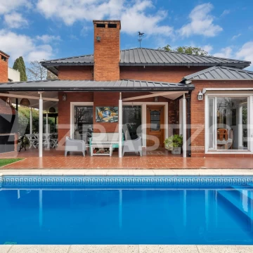 Casa en venta en lote central en CC Larena