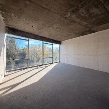 Oficina en ALQUILER en prestigioso edificio de categoría en la mejor ubicación de Pilar
