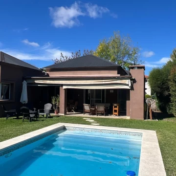 Casa Venta en CASA EN VENTA EN UNA PLANTA, 3 DORMITORIOS, GALERIA, PILETA Los Jazmines 5500
