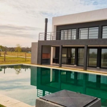 VENTA CASA 5 AMBIENTES PUERTOS DEL LAGO SECTOR NATIVAS CON PILETA FINANCIA