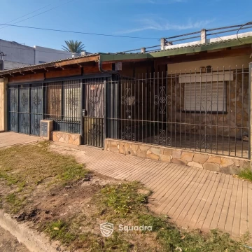VENTA - Casa de 2 dormitorios con patio y cochera. Ntra Sra de la Guardia, Rosario.