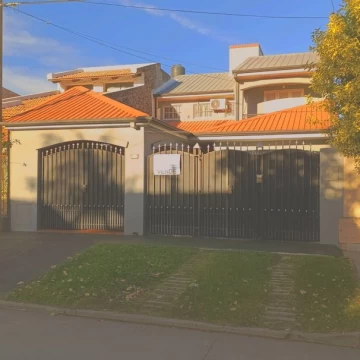 Casa lista para entrar a vivir de 3 dormitorios, garage doble y patio en Guadalupe.