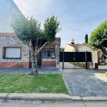 VENTA DE CASA 3 AMBIENTES CON PARQUE Y COCHERA EN BERAZATEGUI