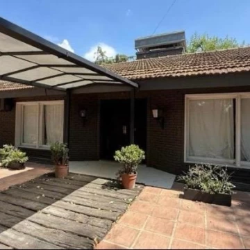 Casa de 6 dormitorios con jardín y pileta en La Horqueta - Venta