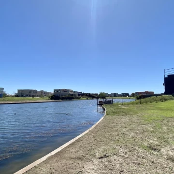 Lote A La Laguna En Venta de 1027 m2 en Puertos del Lago | Laguna | Barrio Ceibos |