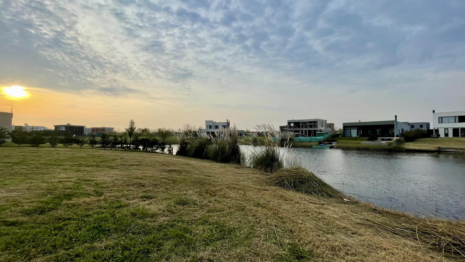 Lote a la laguna en venta en Naudir - 30 mts de costa - Principal