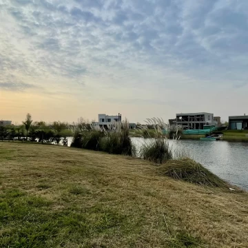 Lote a la laguna en venta en Naudir - 30 mts de costa 