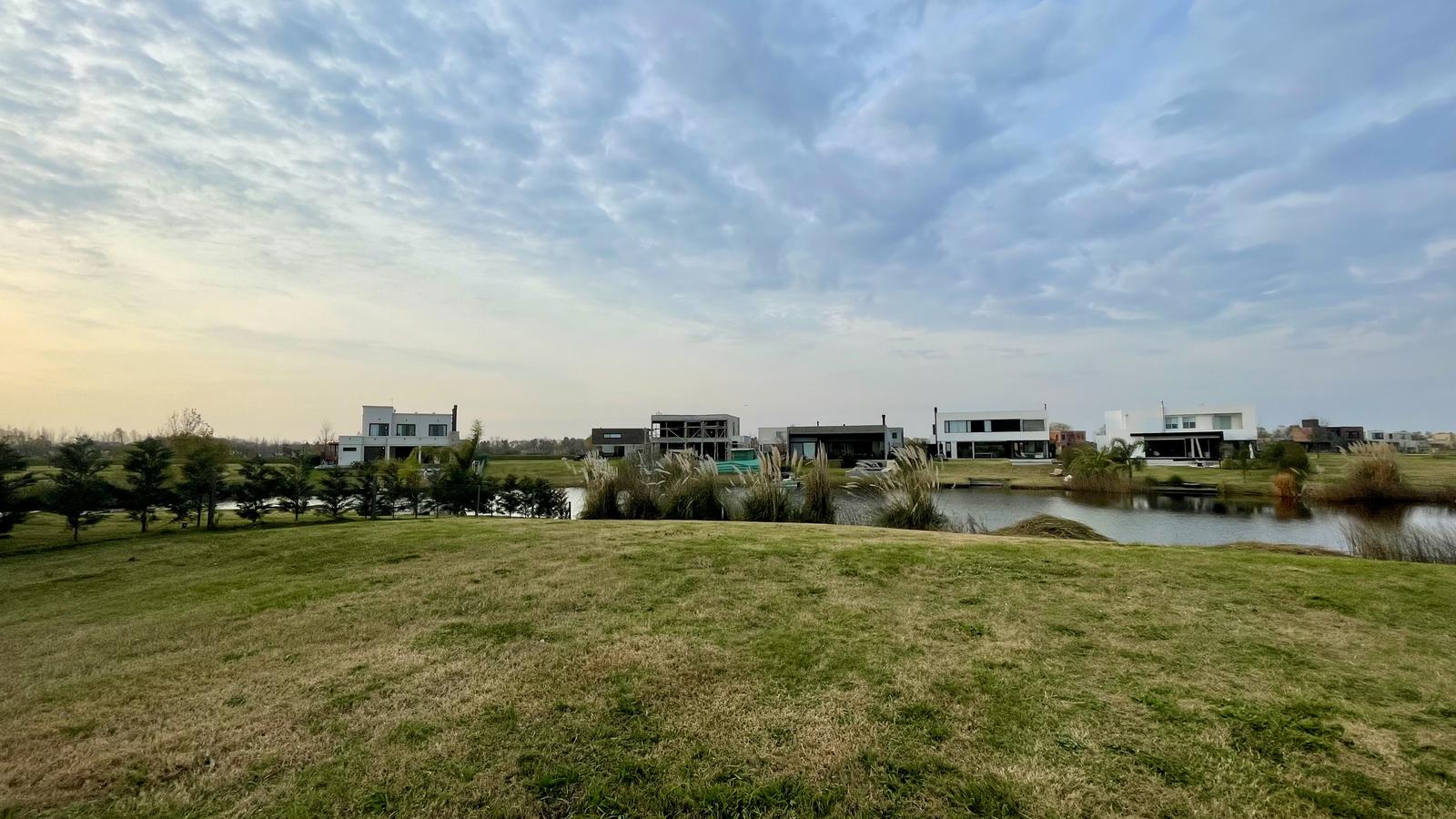 Lote a la laguna en venta en Naudir - 30 mts de costa - 2