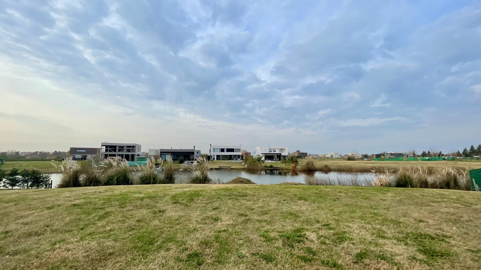 Lote a la laguna en venta en Naudir - 30 mts de costa - 3