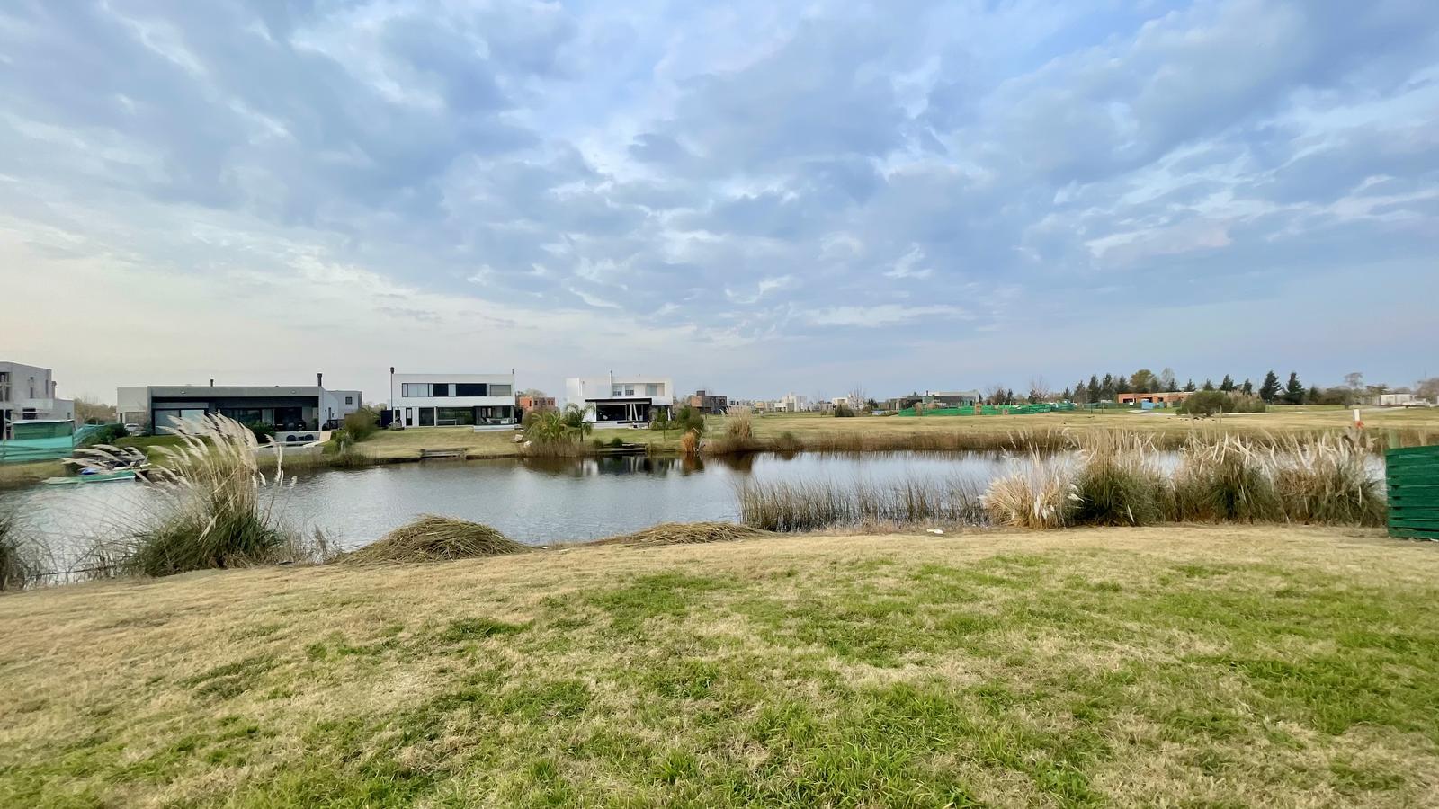Lote a la laguna en venta en Naudir - 30 mts de costa - 4