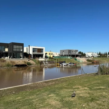 Lote al Río en Barrio Náutico Canal - Villanueva