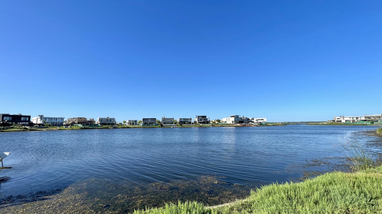 Lote a la laguna en venta en Puertos del Lago - Barrio Costas - Orientacion Norte - Principal